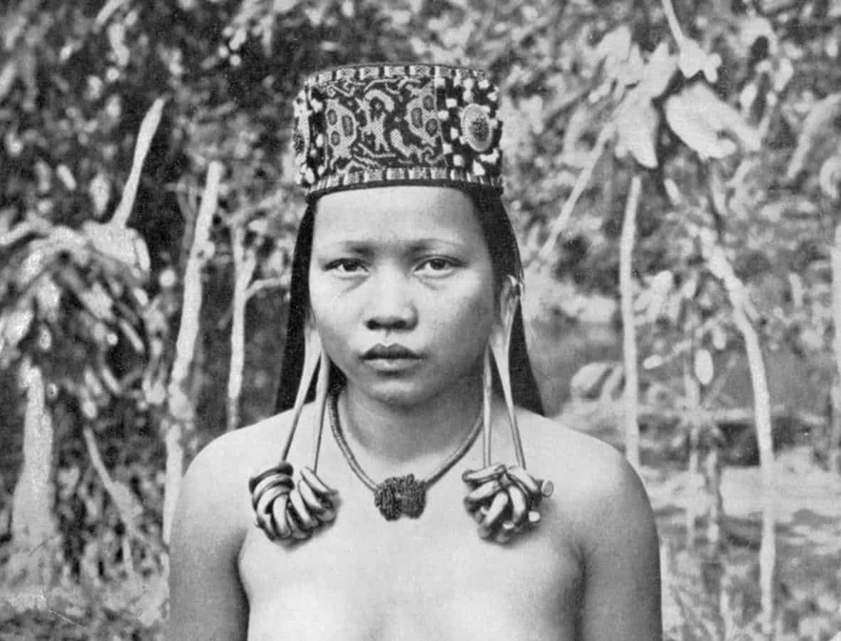 1. Dekat dengan Hal-Hal Mistik, 2. Tradisi Merajah Tubuh, 3. Gadis Dayak yang Terkenal Sopan, 4. Tradisi Kuping Panjang, 5. Memiliki Pasukan Hantu, 6. Memiliki Senjata Mematikan, 7. Suka Berhias dan Merawat Diri, 8. Memiliki Dukun Sakti, 9. Penganut Kaharingan, 10. Ditakuti Bangsa Belanda