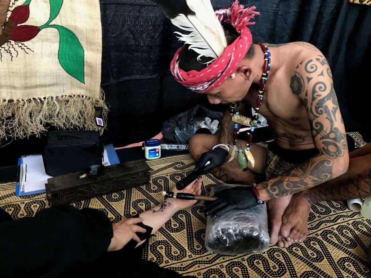 1. Dekat dengan Hal-Hal Mistik, 2. Tradisi Merajah Tubuh, 3. Gadis Dayak yang Terkenal Sopan, 4. Tradisi Kuping Panjang, 5. Memiliki Pasukan Hantu, 6. Memiliki Senjata Mematikan, 7. Suka Berhias dan Merawat Diri, 8. Memiliki Dukun Sakti, 9. Penganut Kaharingan, 10. Ditakuti Bangsa Belanda