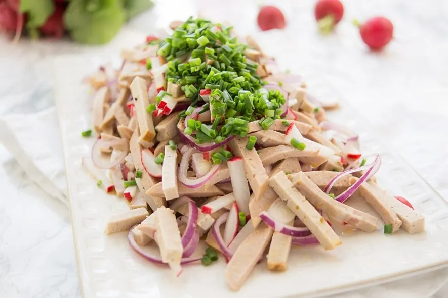 Wurstsalat, Jerman, 1. Horiatiki, Yunani, 2. Rosolli, Finlandia, 3. Shopska Salad, Bulgaria serta Eropa Tenggara dan Negara Balkan, 4. Surówka, Polandia, 5. Olivier Salad, Rusia, 6. Wurstsalat, Jerman, 7. Niçoise Salad, Prancis, 8. Panzanella, Italia, 9. Huzarensalade, Belanda, 10. Sillsalat, Swedia