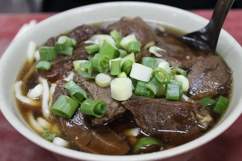Niu rou mian, 1. Ta-a Noodles/ Danzai Noodles, 2. Niu rou mian, 3. Lu rou fan, 4. Huo kuo atau Hot pot, 5. Turkey rice, 6. Xiao Long Bao, 7. Tian bu la, 8. Lu Wei, 9. Si Shen Tang, 10. Koa-chhâ-pán atau Coffin board