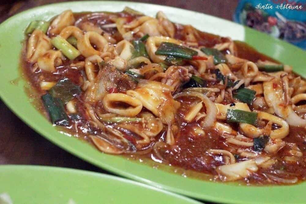 Cumi Saus Padang, 1. Kepiting Saus Padang, 2. Kerang Dara Saus Lada Hitam, 3. Sapo Tahu Komplit, 4. Ikan Baronang Bakar, 5. Udang Goreng Tepung, 6. Kerang Kapak Rica-Rica, 7. Cah Kangkung Komplit, 8. Tom Yum Seafood, 9. Nasi Goreng Seafood, 10. Cumi Saus Padang