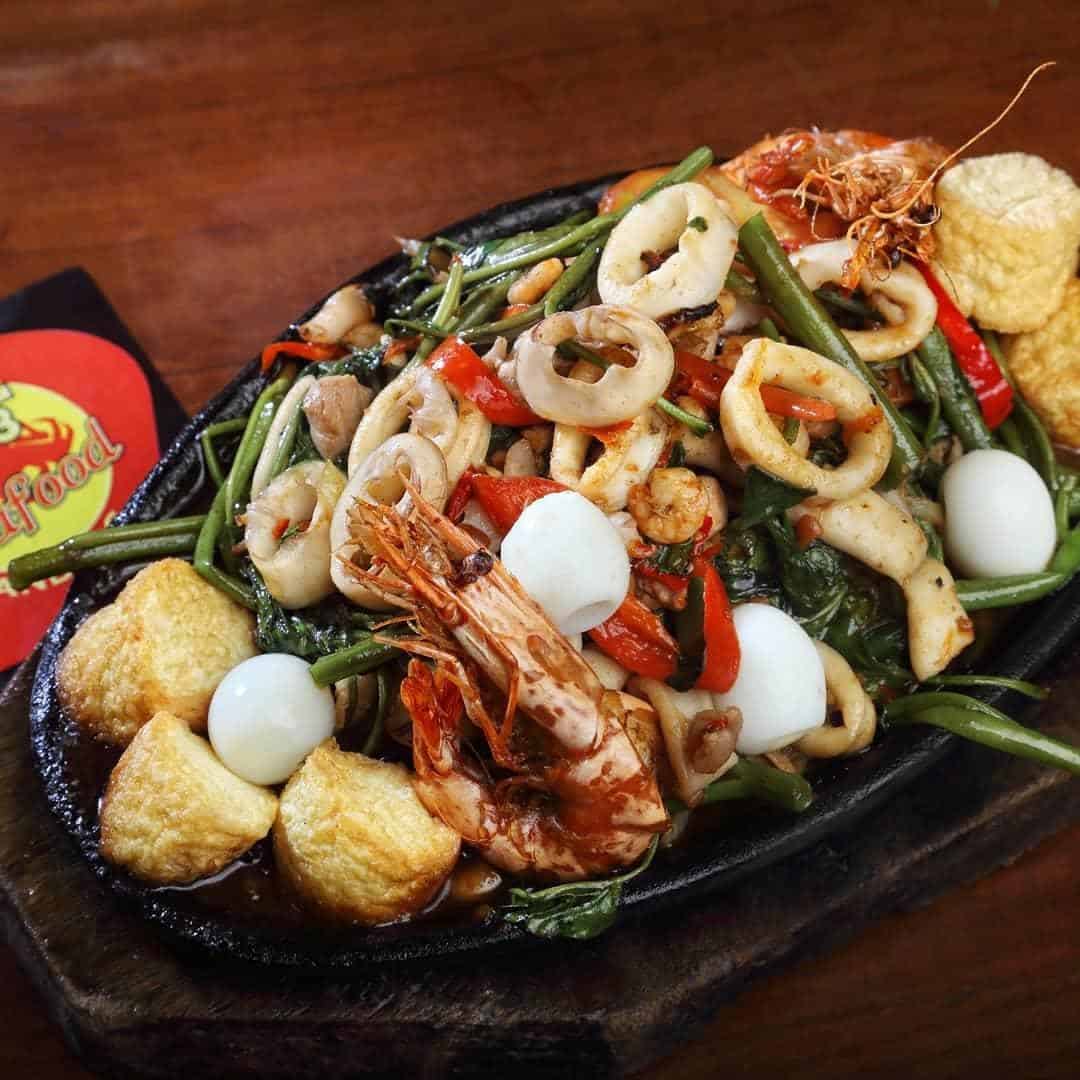 Cah Kangkung Komplit, 1. Kepiting Saus Padang, 2. Kerang Dara Saus Lada Hitam, 3. Sapo Tahu Komplit, 4. Ikan Baronang Bakar, 5. Udang Goreng Tepung, 6. Kerang Kapak Rica-Rica, 7. Cah Kangkung Komplit, 8. Tom Yum Seafood, 9. Nasi Goreng Seafood, 10. Cumi Saus Padang