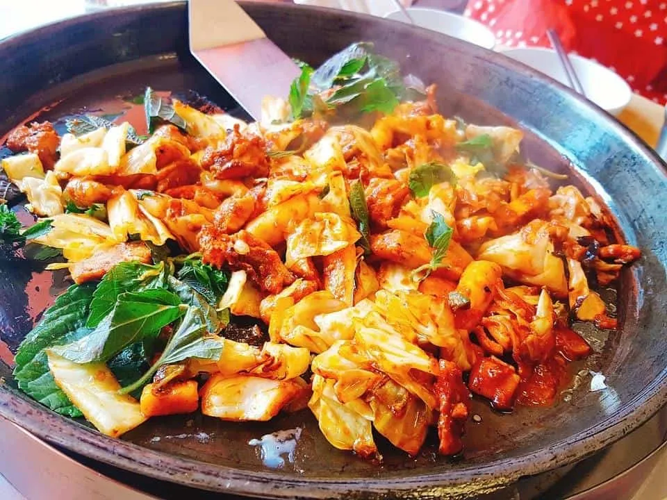 1. Nasi Ayam Hainan, Singapura, 2. Beggar Chicken, Hangzhou-Cina, 3. Kai Yang, Timur Laut Thailand, Thailand, 4. Şiş Tavuk, Turki, 5. Dak Galbi, Korea Selatan , 6. Chicken 65, India, 7. Tebasaki, Jepang, 8. Morgh e shekam por, Iran, 9. Ayam Percik, Malaysia, 10. Ayam Pop, Padang-Indonesia