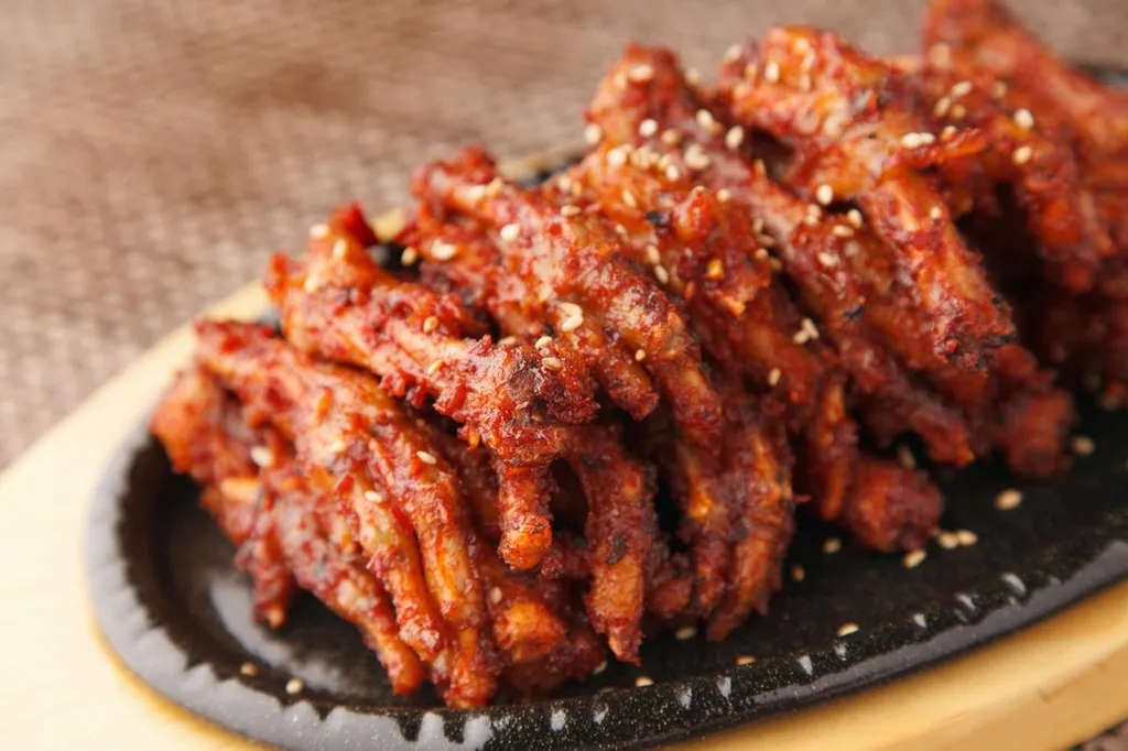 Dakbal (Ceker Pedas), 1. Tteokbokki (Spicy Rice Cakes), 2. Buldak (Fire Chicken), 3. Maeundae Galbi Jjim (Iga Rebus Pedas), 4. Nakji Bokkeum (Gurita Pedas), 5. Dakbal (Ceker Pedas), 6. Maeun Jokbal (Daging Babi Pedas), 7. Ramyeon (Mie Instan Pedas Korea), 8. Kimchi Jiigae (Sup Kimchi), 9. Budae Jjigae (Sup Campur Pedas), 10. Jjampong (Mie Seafood Pedas)