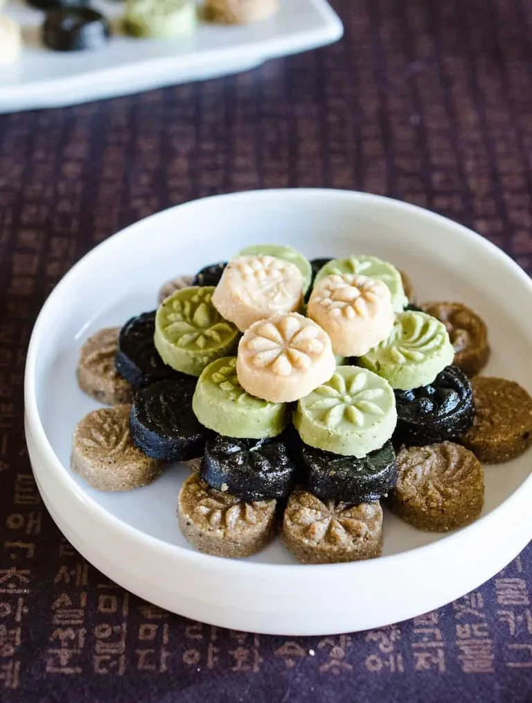 Dasik, 1. Yaksik, 2. Songpyeon, 3. Ggul Tteok, 4. Dasik, 5. Bungeo-ppang, 6. Hotteok, 7. Kkul-Tarae, 8. Hodu-gwaja, 9. Yakgwa, 10. Patbingsu