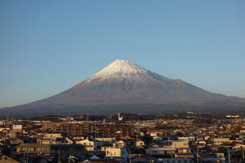 Gunung Fuji, 1. Gunung Fuji, 2. Gunung Asama, 3. Gunung Daisen, 4. Gunung Shibutsu, 5. Gunung Takao, 6. Gunung Yari, 7. Gunung Mitake, 8. Gunung Tate (Tateyama), 9. Gunung Haku, 10. Gunung Iwaki