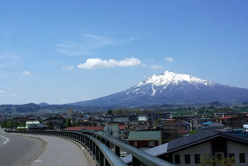 Gunung Iwaki, 1. Gunung Fuji, 2. Gunung Asama, 3. Gunung Daisen, 4. Gunung Shibutsu, 5. Gunung Takao, 6. Gunung Yari, 7. Gunung Mitake, 8. Gunung Tate (Tateyama), 9. Gunung Haku, 10. Gunung Iwaki