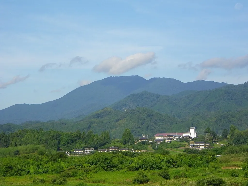 Gunung Mitake, 1. Gunung Fuji, 2. Gunung Asama, 3. Gunung Daisen, 4. Gunung Shibutsu, 5. Gunung Takao, 6. Gunung Yari, 7. Gunung Mitake, 8. Gunung Tate (Tateyama), 9. Gunung Haku, 10. Gunung Iwaki