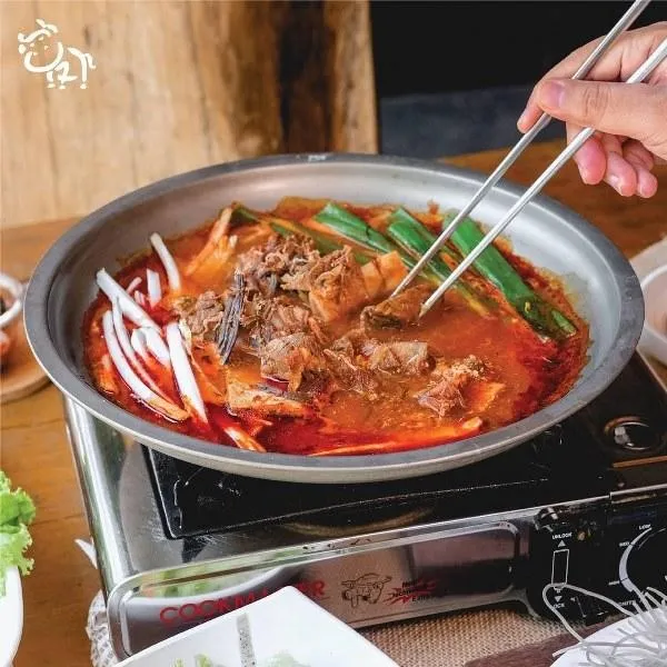 Galbi Yukgaejang, 1. Samgyeopsal, 2. Kimchi Jiggae, 3. Makgeolli, 4. Galbi Yukgaejang, 5. Honey Chicken, 6. Haemul Pajeon , 7. Naengmyeon, 8. Bibimbap, 9. Yangnyeom Chicken, 10. Bulgogi Gui
