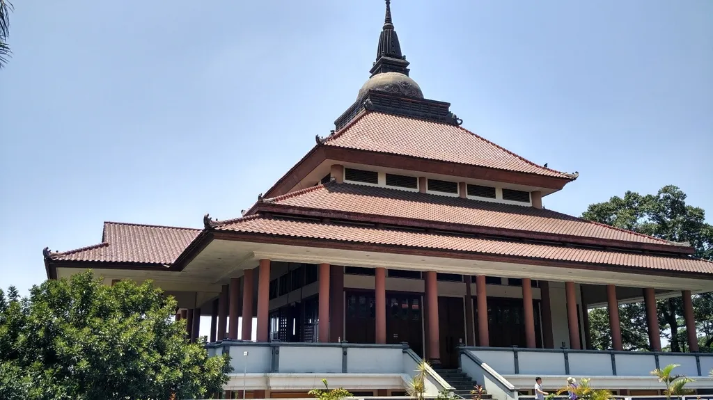 Gedung Dhammasala, Spot Populer, Fasilitas, Lokasi dan Akses Transportasi, Hotel di Sekitar