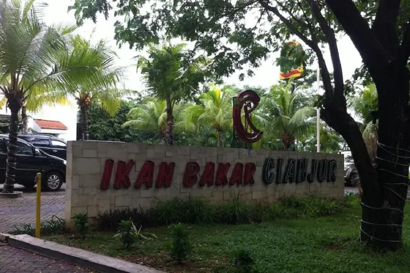 Ikan Bakar Cianjur, 1. Rumah Makan Ampera, 2. Ikan Bakar Cianjur, 3. Nasi Tutug Oncom, 4. Sambel Hejo - Sambel Dadak, 5. Waroeng Sunda, 6. Rumah Makan Bukit Pelayangan, 7. Gubug Mang Engking, 8. Talaga Sampireun, 9. Lembur Kuring