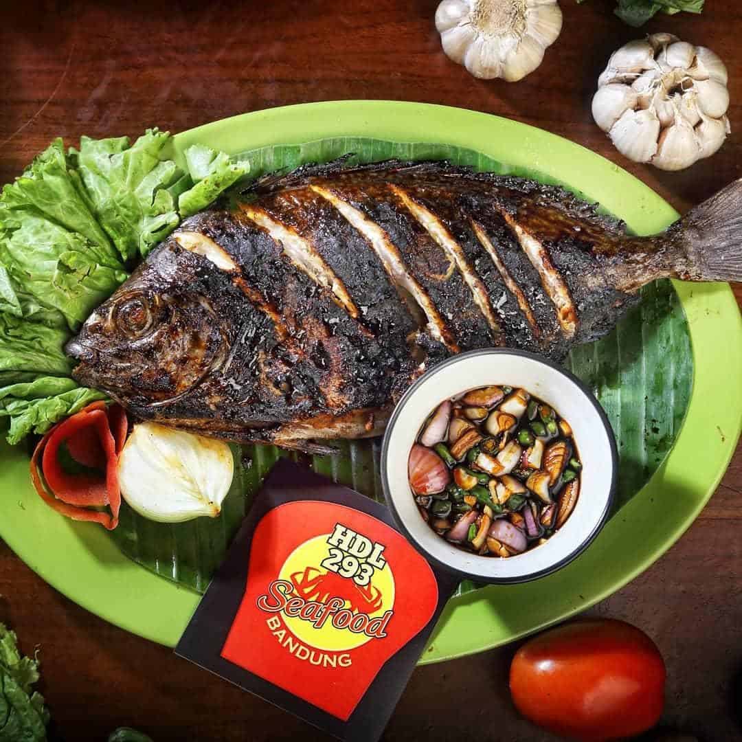Ikan Baronang Bakar, 1. Kepiting Saus Padang, 2. Kerang Dara Saus Lada Hitam, 3. Sapo Tahu Komplit, 4. Ikan Baronang Bakar, 5. Udang Goreng Tepung, 6. Kerang Kapak Rica-Rica, 7. Cah Kangkung Komplit, 8. Tom Yum Seafood, 9. Nasi Goreng Seafood, 10. Cumi Saus Padang