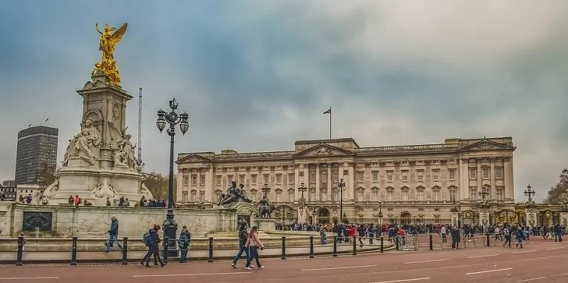 Istana Buckingham, 1. Istana Buckingham, 2. Istana Kensington, 3. Istana Holyrood, 4. Istana St. James, 5. Istana Hampton Court, 6. Kastil Windsor, 7. Kastil Warwick, 8. Kastil Hever, 9. Kastil Walmer, 10. Kastil Bamburgh