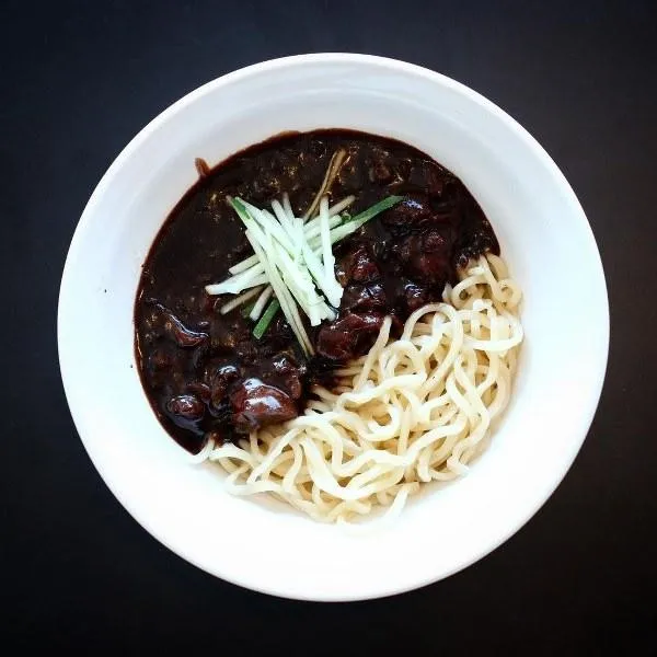 Jjajangmyeon, 1. Original Patbingsoo, 2. Mandu Guksu, 3. Jumukbap, 4. Bibimbap, 5. Chijeu (Cheese) Bokkeumbap, 6. Teokbbokki, 7. Hotteok, 8. Spicy Chicken Popcorn, 9. Yangnyeom Tongdak, 10. Ramyeon, 11. Jjajangmyeon, 12. Gun Mandu, 13. Sundubu Jjigae, 14. Oksusucha, 15. Korean Milk Tea