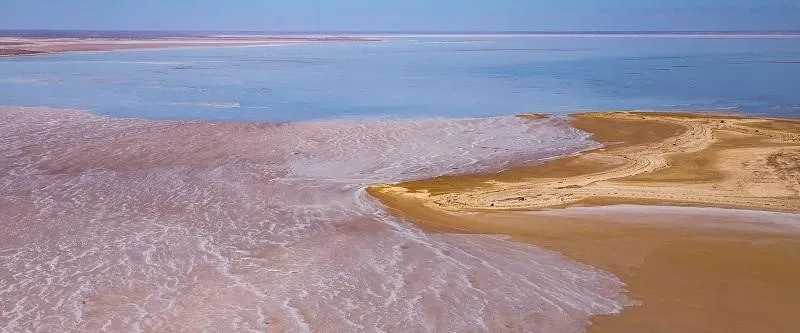 Kati Thanda-Lake Eyre, 1. Laut Mati, 2. Danau Qarhan, 3. Kati Thanda-Lake Eyre, 4. Laut Kaspia dan Aral, 5. Danau Urmia, 6. Danau Assal, 7. Danau Vanda, 8. Danau Van – Turki, 9. Great Salt Lake, 10. Lac Rose
