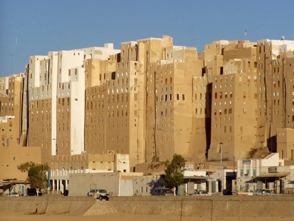 Kota Benteng Shibam, 1. Kota Bersejarah Zabid, 2. Kota Tua Sana’a, 3. Kota Benteng Shibam, 4. Kepulauan Socotra, 5. Situs Arkeologi Marib, 6. Kota Bersejarah Saada, 7. Kota Bersejarah Thula, 8. Madrasah Amiriya dari Rada, 9. Jibla dan Sekitarnya, 10. Jabal Haraz