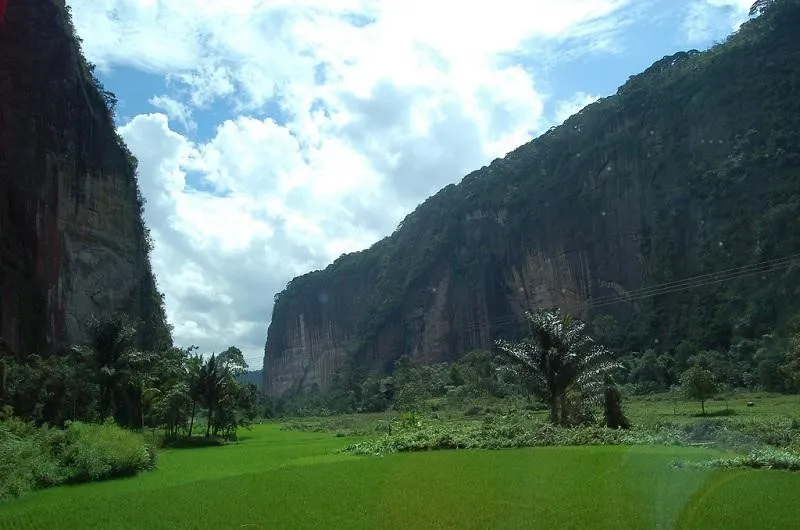 Lembah Harau, Indonesia, 1. Lembah Thorsmörk, Islandia, 2. Lembah Jiuzhaigou, Tiongkok, 3. Lembah Kaghan, 4. Lembah Barun, 5. Lembah Danum, 6. Lembah Ten Peaks, Kanada, 7. Lembah Yosemite, Amerika Serikat, 8. Lembah Lauterbrunnen, Swiss, 9. Lembah Bunga, India, 10. Lembah Harau, Indonesia