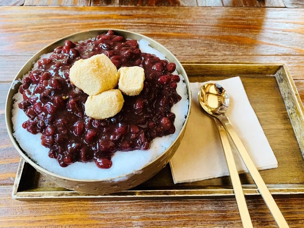 Patbingsu, 1. Yaksik, 2. Songpyeon, 3. Ggul Tteok, 4. Dasik, 5. Bungeo-ppang, 6. Hotteok, 7. Kkul-Tarae, 8. Hodu-gwaja, 9. Yakgwa, 10. Patbingsu