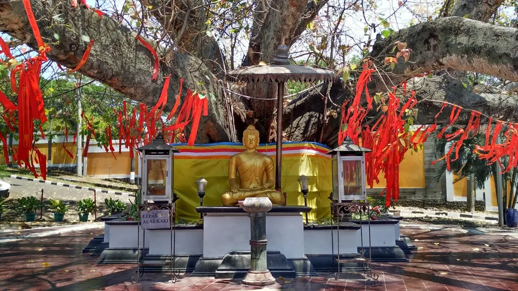Pohon Bodhi, Spot Populer, Fasilitas, Lokasi dan Akses Transportasi, Hotel di Sekitar