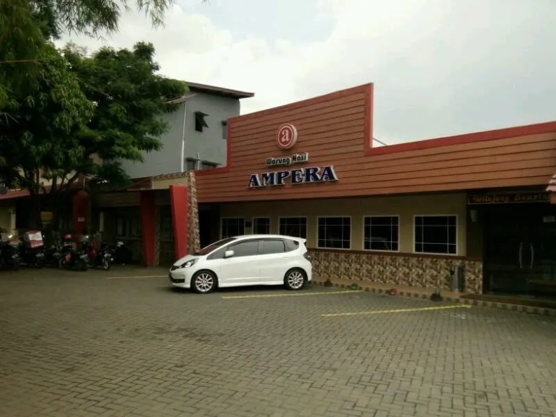 Rumah Makan Ampera, 1. Rumah Makan Ampera, 2. Ikan Bakar Cianjur, 3. Nasi Tutug Oncom, 4. Sambel Hejo - Sambel Dadak, 5. Waroeng Sunda, 6. Rumah Makan Bukit Pelayangan, 7. Gubug Mang Engking, 8. Talaga Sampireun, 9. Lembur Kuring