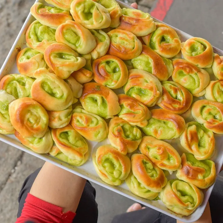 Roti Unyil Greentea, 1. Roti Unyil Jagung, 2. Roti Unyil Kismis, 3. Roti Unyil Pisang Keju, 4. Roti Unyil Abon, 5. Roti Unyil Cokelat Lilit, 6. Roti Unyil Smoked Beef, 7. Roti Bunga Cokelat, 8. Roti Unyil Double Keju, 9. Roti Unyil Sosis Goreng, 10. Roti Unyil Greentea