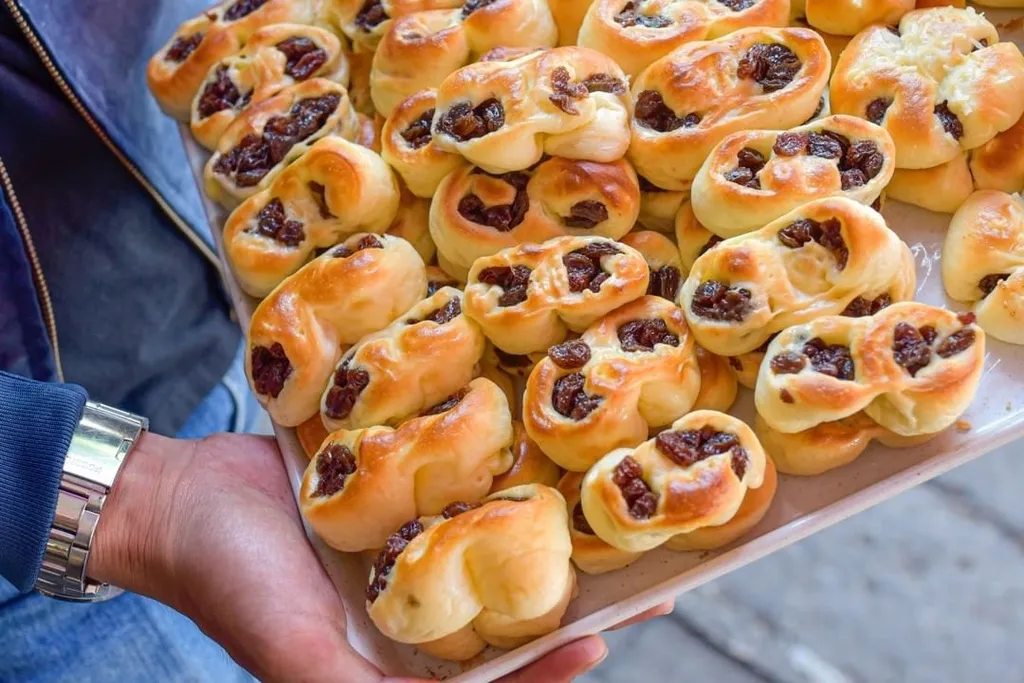 Roti Unyil Kismis, 1. Roti Unyil Jagung, 2. Roti Unyil Kismis, 3. Roti Unyil Pisang Keju, 4. Roti Unyil Abon, 5. Roti Unyil Cokelat Lilit, 6. Roti Unyil Smoked Beef, 7. Roti Bunga Cokelat, 8. Roti Unyil Double Keju, 9. Roti Unyil Sosis Goreng, 10. Roti Unyil Greentea