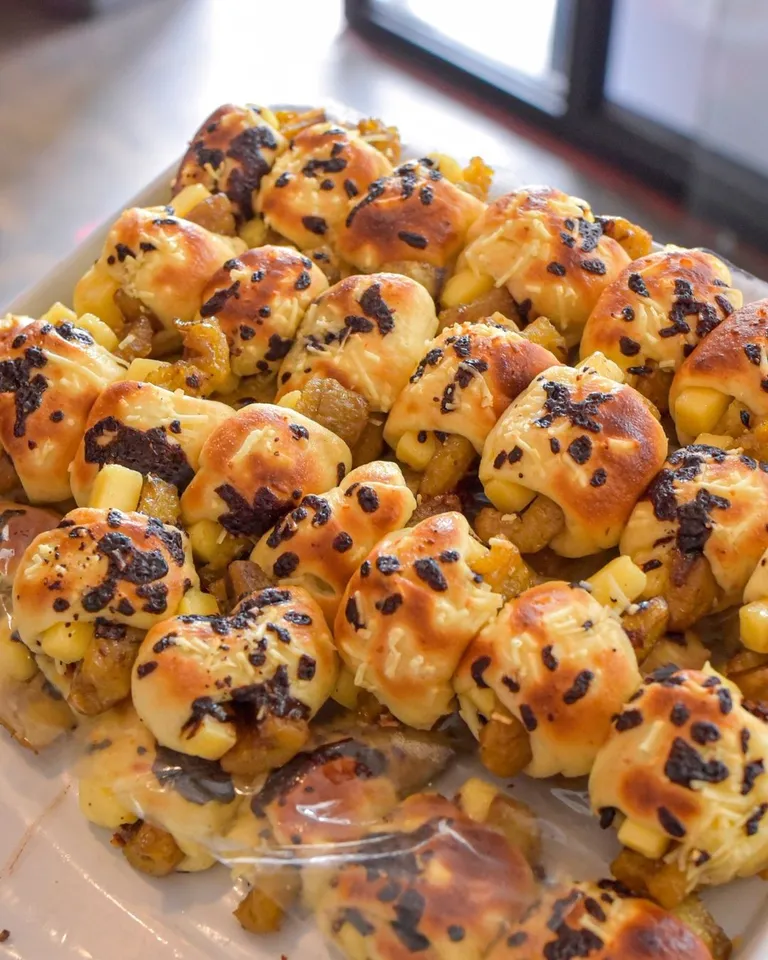 Roti Unyil Pisang Keju, 1. Roti Unyil Jagung, 2. Roti Unyil Kismis, 3. Roti Unyil Pisang Keju, 4. Roti Unyil Abon, 5. Roti Unyil Cokelat Lilit, 6. Roti Unyil Smoked Beef, 7. Roti Bunga Cokelat, 8. Roti Unyil Double Keju, 9. Roti Unyil Sosis Goreng, 10. Roti Unyil Greentea