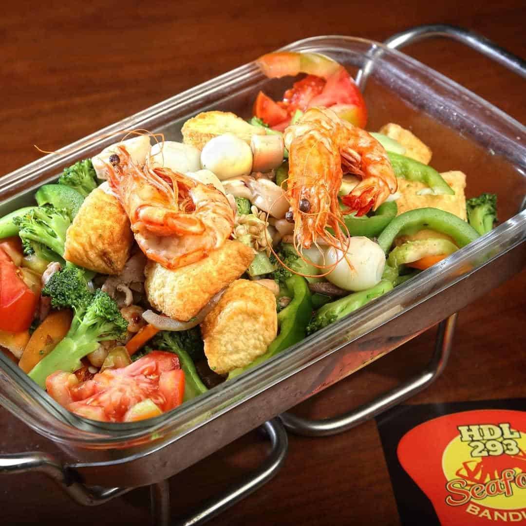 Sapo Tahu Komplit, 1. Kepiting Saus Padang, 2. Kerang Dara Saus Lada Hitam, 3. Sapo Tahu Komplit, 4. Ikan Baronang Bakar, 5. Udang Goreng Tepung, 6. Kerang Kapak Rica-Rica, 7. Cah Kangkung Komplit, 8. Tom Yum Seafood, 9. Nasi Goreng Seafood, 10. Cumi Saus Padang