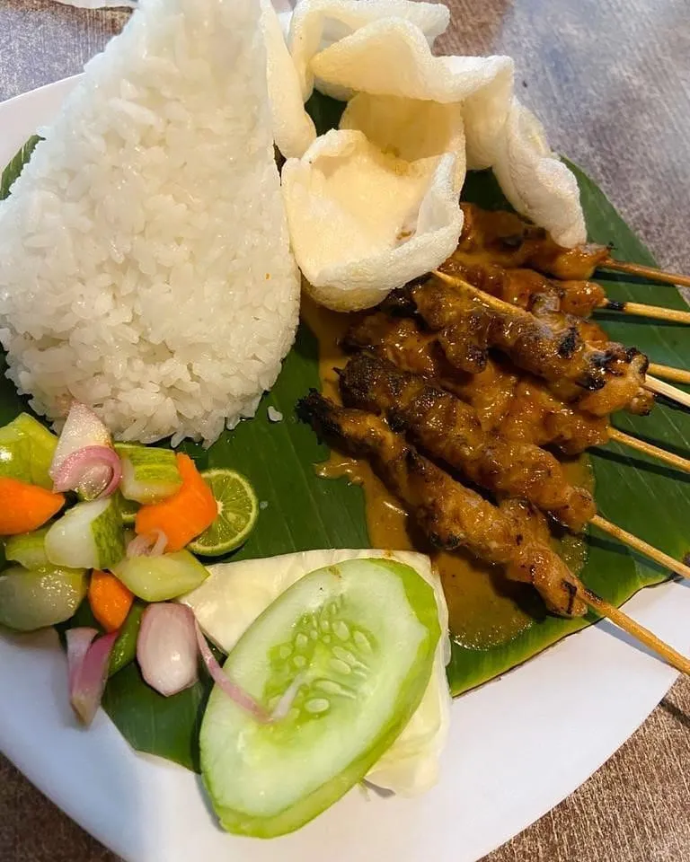 Sate Ayam, 1. Udang Masak Telor Asin, 2. Ayam Kremes, 3. Nasi Uleg Suwir Ayam, 4. Gurame Asam Manis, 5. Buncis Ongseng, 6. Ikan Asin Balado, 7. Paket Bebek Kremes, 8. Kerang Ongseng Pete, 9. Empal Cobek Mertua, 10. Sate Ayam