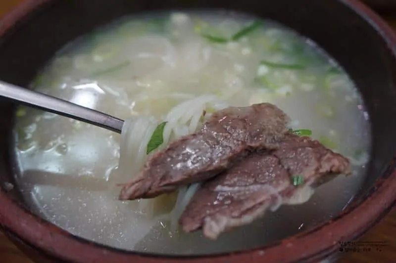 1. Tteokguk, 2. Manduguk, 3. Galbitang, 4. Dwaeji Gukbap, 5. Seolleongtang, 6. Haejangguk, 7. Maeuntang, 8. Samgyetang, 9. Haemultang, 10. Kongnamul Guk