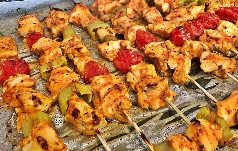 Şiş Tavuk_, 1. Nasi Ayam Hainan, Singapura, 2. Beggar Chicken, Hangzhou-Cina, 3. Kai Yang, Timur Laut Thailand, Thailand, 4. Şiş Tavuk, Turki, 5. Dak Galbi, Korea Selatan , 6. Chicken 65, India, 7. Tebasaki, Jepang, 8. Morgh e shekam por, Iran, 9. Ayam Percik, Malaysia, 10. Ayam Pop, Padang-Indonesia