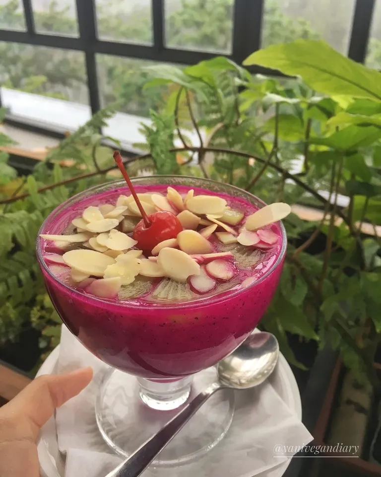 Smoothie Bowl, 1. Grilled Chicken Steak, 2. Spaghetti Aglio Olio, 3. Nasi Cikur, 4. Mushroom Soup, 5. Nasi Jamur Sulawesi, 6. Tori Karaage, 7. Spaghetti Tom Yum, 8. Buntut Barbeque, 9. Smoothie Bowl, 10. Mojito Kiwi Minty