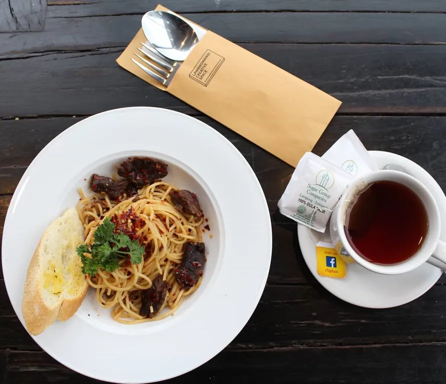 Spaghetti Aglio Olio, 1. Grilled Chicken Steak, 2. Spaghetti Aglio Olio, 3. Nasi Cikur, 4. Mushroom Soup, 5. Nasi Jamur Sulawesi, 6. Tori Karaage, 7. Spaghetti Tom Yum, 8. Buntut Barbeque, 9. Smoothie Bowl, 10. Mojito Kiwi Minty