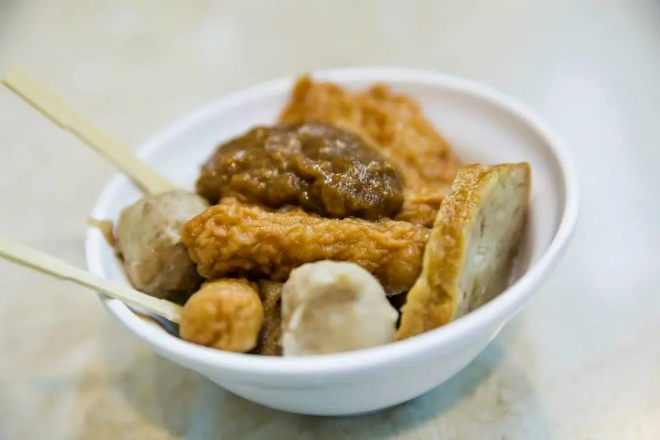 Tian bu la, 1. Ta-a Noodles/ Danzai Noodles, 2. Niu rou mian, 3. Lu rou fan, 4. Huo kuo atau Hot pot, 5. Turkey rice, 6. Xiao Long Bao, 7. Tian bu la, 8. Lu Wei, 9. Si Shen Tang, 10. Koa-chhâ-pán atau Coffin board