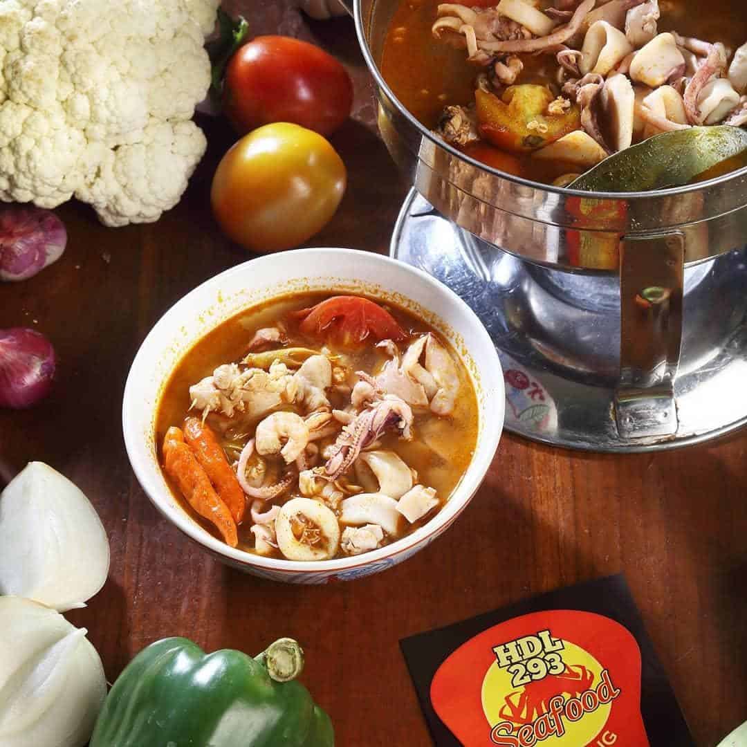 Tom Yum Seafood, 1. Kepiting Saus Padang, 2. Kerang Dara Saus Lada Hitam, 3. Sapo Tahu Komplit, 4. Ikan Baronang Bakar, 5. Udang Goreng Tepung, 6. Kerang Kapak Rica-Rica, 7. Cah Kangkung Komplit, 8. Tom Yum Seafood, 9. Nasi Goreng Seafood, 10. Cumi Saus Padang