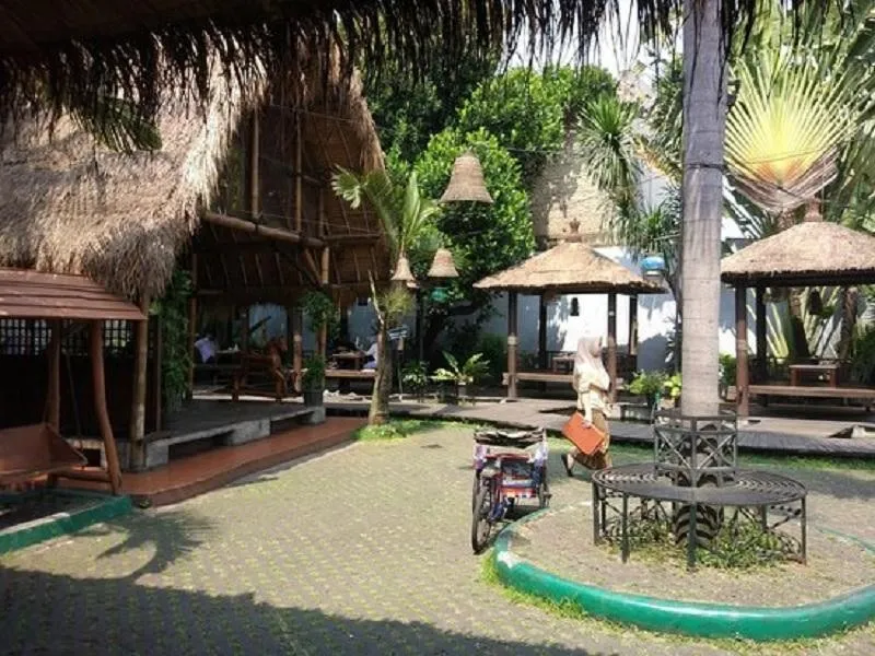 Waroeng Sunda, 1. Rumah Makan Ampera, 2. Ikan Bakar Cianjur, 3. Nasi Tutug Oncom, 4. Sambel Hejo - Sambel Dadak, 5. Waroeng Sunda, 6. Rumah Makan Bukit Pelayangan, 7. Gubug Mang Engking, 8. Talaga Sampireun, 9. Lembur Kuring