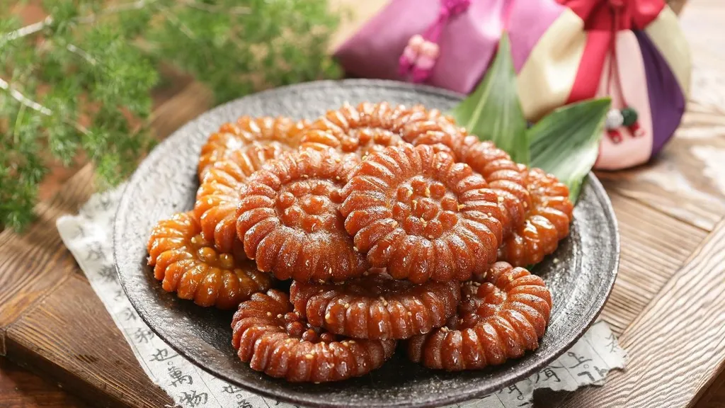 Yakgwa, 1. Yaksik, 2. Songpyeon, 3. Ggul Tteok, 4. Dasik, 5. Bungeo-ppang, 6. Hotteok, 7. Kkul-Tarae, 8. Hodu-gwaja, 9. Yakgwa, 10. Patbingsu