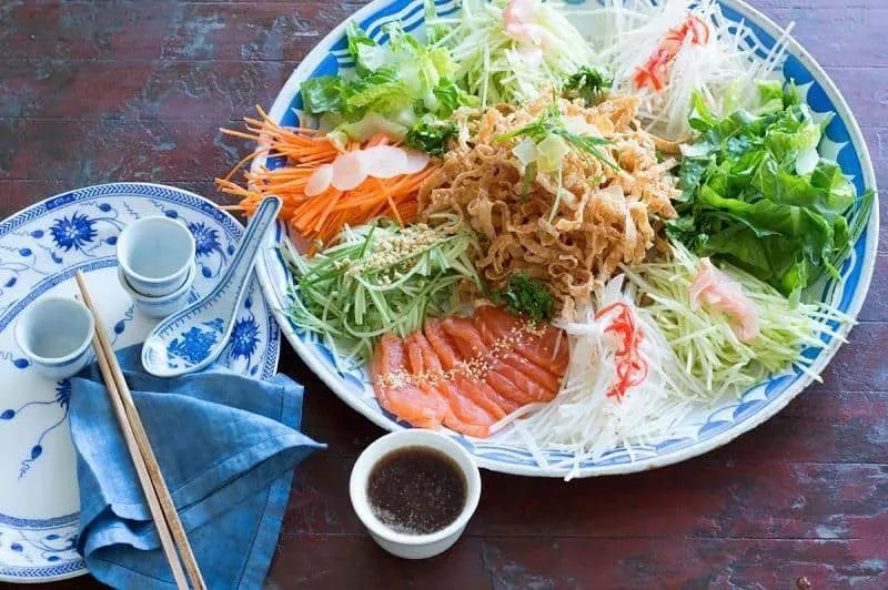 Yee Sang, 1. Karedok, Jawa Barat, Indonesia, 2. Lard, Thailand Utara, Laos, Asia, 3. Bok l’hong, Kamboja, 4. Gado-gado, Jakarta, Indonesia, 5. Bò Tái Chanh, Vietnam, 6. Shalgam, Kazakhstan, 7. Huāshēngmĭ Bàn Xiāngcài, China, 8. Kosambari, India, 9. Yee Sang, Malaysia & Asia, 10. Goma Wakame, Jepang, 11. Saengchae, Korea Selatan, 12. Semizotu Salatası, Turki
