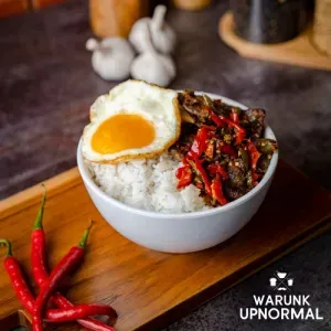 menu upnormal paling enak nasi beef sambal domba membara, 1. Indomie Upnormal, 2. Nasi Beef Sambal Domba Membara, 3. Nasi Cibi, 4. Aneka Roti Bakar, 5. Nasi Chili Chicken, 6. Pisang Bakar, 7. Nasi Goreng Rempah Triad, 8. Aneka Minuman Latte, 9. Si Eko, 10. Pandan Series, 11. Cireng Saus Spesial Upnormal, 1. Nasi Sapi Rica, 2. Indomie Carbonara with Chicken Skin, 3. Paket Indomie Bakso Besar, 4. Es Kopi Senang Hati