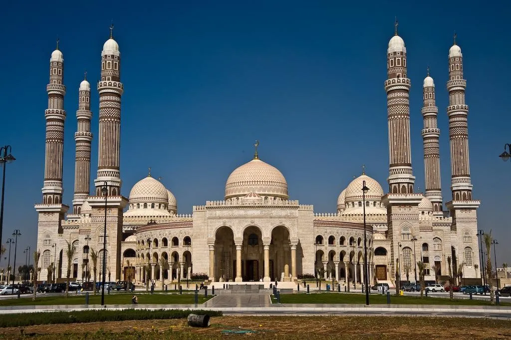 Masjid Agung Sana’a (Sana’a), 1. Masjid Al-Ashair (Zabid), 2. Masjid Al-Janad (Taiz), 3. Masjid Agung Sana’a (Sana’a), 4. Masjid Al-Hadi (Sa’dah), 5. Masjid Ratu Arwa (Jiblah), 6. Masjid Ashrafiya (Taiz), 7. Masjid Al-Mudhaffar (Taiz), 8. Masjid Al Bakiriya (Sana’a), 9. Masjid Talha (Sana’a), 10. Masjid Al-Muhdhar (Tarim)