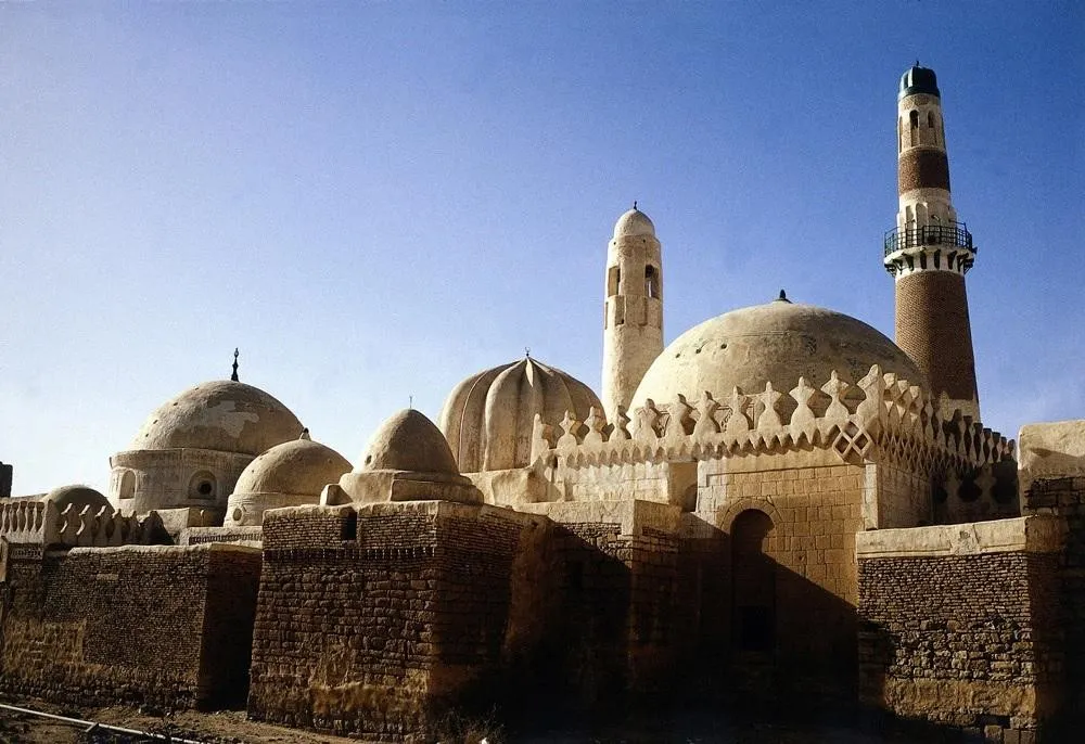 Masjid Al-Hadi (Sa’dah), 1. Masjid Al-Ashair (Zabid), 2. Masjid Al-Janad (Taiz), 3. Masjid Agung Sana’a (Sana’a), 4. Masjid Al-Hadi (Sa’dah), 5. Masjid Ratu Arwa (Jiblah), 6. Masjid Ashrafiya (Taiz), 7. Masjid Al-Mudhaffar (Taiz), 8. Masjid Al Bakiriya (Sana’a), 9. Masjid Talha (Sana’a), 10. Masjid Al-Muhdhar (Tarim)