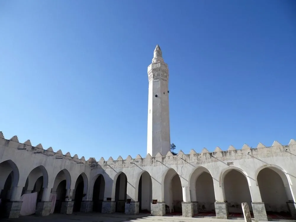 Masjid Al-Janad (Taiz), 1. Masjid Al-Ashair (Zabid), 2. Masjid Al-Janad (Taiz), 3. Masjid Agung Sana’a (Sana’a), 4. Masjid Al-Hadi (Sa’dah), 5. Masjid Ratu Arwa (Jiblah), 6. Masjid Ashrafiya (Taiz), 7. Masjid Al-Mudhaffar (Taiz), 8. Masjid Al Bakiriya (Sana’a), 9. Masjid Talha (Sana’a), 10. Masjid Al-Muhdhar (Tarim)