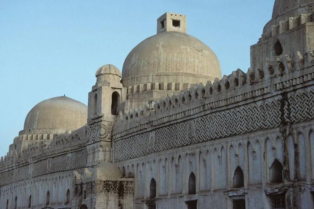 Masjid Al-Mudhaffar (Taiz), 1. Masjid Al-Ashair (Zabid), 2. Masjid Al-Janad (Taiz), 3. Masjid Agung Sana’a (Sana’a), 4. Masjid Al-Hadi (Sa’dah), 5. Masjid Ratu Arwa (Jiblah), 6. Masjid Ashrafiya (Taiz), 7. Masjid Al-Mudhaffar (Taiz), 8. Masjid Al Bakiriya (Sana’a), 9. Masjid Talha (Sana’a), 10. Masjid Al-Muhdhar (Tarim)