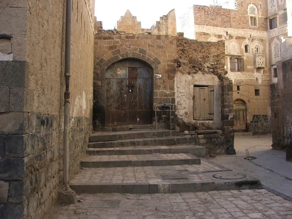 Masjid Talha (Sana’a), 1. Masjid Al-Ashair (Zabid), 2. Masjid Al-Janad (Taiz), 3. Masjid Agung Sana’a (Sana’a), 4. Masjid Al-Hadi (Sa’dah), 5. Masjid Ratu Arwa (Jiblah), 6. Masjid Ashrafiya (Taiz), 7. Masjid Al-Mudhaffar (Taiz), 8. Masjid Al Bakiriya (Sana’a), 9. Masjid Talha (Sana’a), 10. Masjid Al-Muhdhar (Tarim)