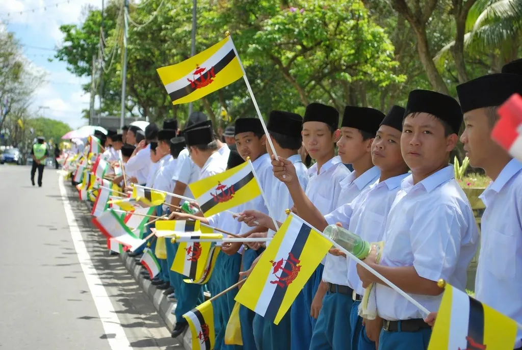 Memberikan jaminan pendidikan dan medis gratis, 1. Negara Terkaya di ASEAN, 2. Memberikan Jaminan Pendidikan dan Medis Gratis, 3. Pemimpin Terlama di Asia, 4. Melarang Penjualan Alkohol, 5. Memiliki Tingkat Obesitas yang Tinggi, 6. Memberlakukan Hukum Syariah , 7. Negara dengan Tingkat Kepemilikan Mobil Tertinggi di Dunia, 8. Penduduknya Fasih Bahasa Inggris , 9. Melepas Sepatu saat Bertamu, 10. Rokok Haram di Brunei