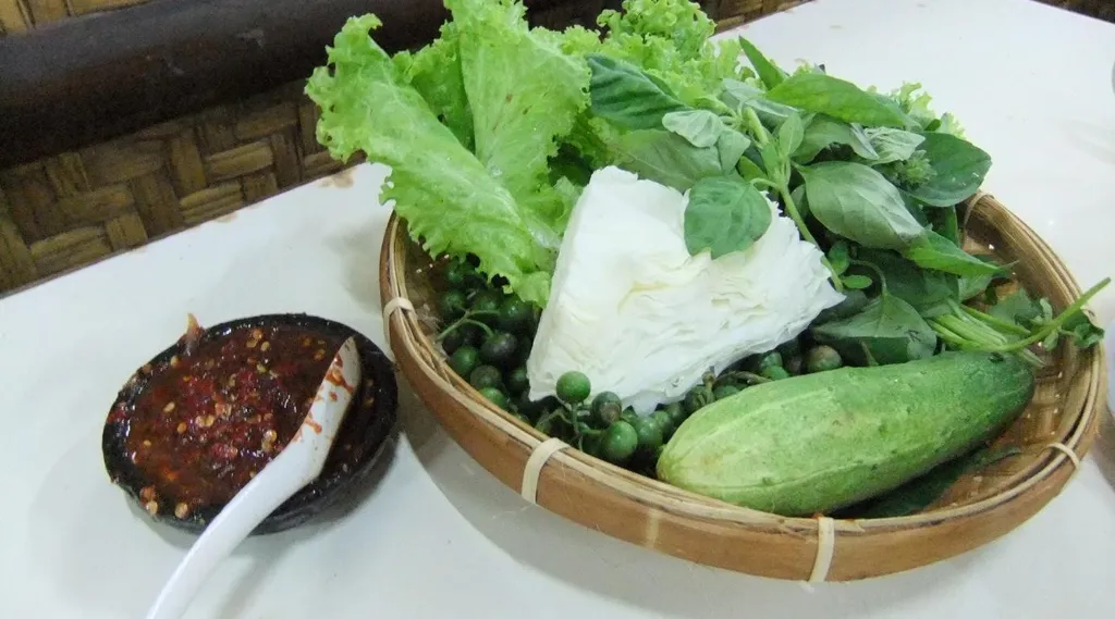 Menggunakan Sayur Mentah, 1. Asam dan Pedas, 2. Kuah Bening, 3. Menggunakan Sayur Mentah , 4. Menggunakan Bahan Ikan, 5. Bahan Masakan Difermentasi, 6. Menggunakan Bahan Dasar Bawang dan Kunyit, 7. Dibungkus Daun Pisang, 8. Beragam Olahan Nasi, 9. Menggunakan Bahan/Bumbu Saus Kacang , 10. Memiliki Tekstur Kenyal dan Lembut