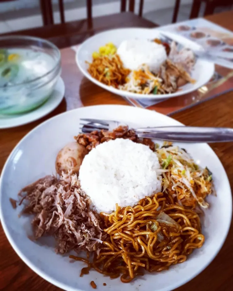 Nasi Beringin , 1. Nasi Hainan Bebek, 2. Lontong Opor, 3. Nasi Langgi, 4. Nasi Beringin , 5. Soto Mie, 6. Nasi Bakmoy Ayam, 7. Asem-Asem Daun Kedongdong, 8. Mie Goreng Oriental, 9. Selat Solo, 10. Bebek Panggang