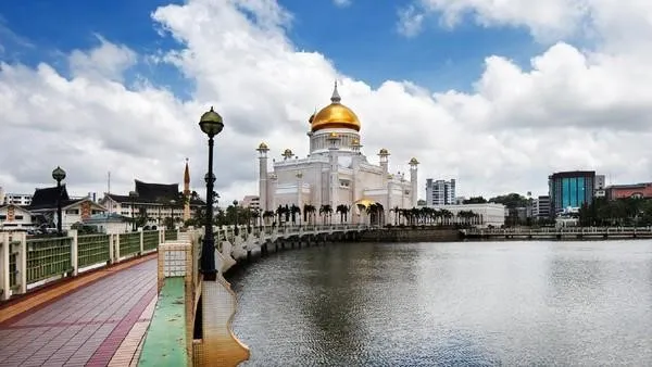 1. Negara Terkaya di ASEAN, 1. Negara Terkaya di ASEAN, 2. Memberikan Jaminan Pendidikan dan Medis Gratis, 3. Pemimpin Terlama di Asia, 4. Melarang Penjualan Alkohol, 5. Memiliki Tingkat Obesitas yang Tinggi, 6. Memberlakukan Hukum Syariah , 7. Negara dengan Tingkat Kepemilikan Mobil Tertinggi di Dunia, 8. Penduduknya Fasih Bahasa Inggris , 9. Melepas Sepatu saat Bertamu, 10. Rokok Haram di Brunei