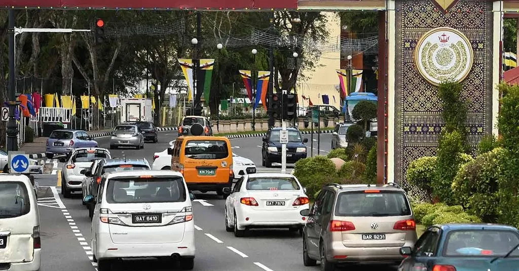 Negara dengan tingkat kepemilikan mobil tertinggi di dunia, 1. Negara Terkaya di ASEAN, 2. Memberikan Jaminan Pendidikan dan Medis Gratis, 3. Pemimpin Terlama di Asia, 4. Melarang Penjualan Alkohol, 5. Memiliki Tingkat Obesitas yang Tinggi, 6. Memberlakukan Hukum Syariah , 7. Negara dengan Tingkat Kepemilikan Mobil Tertinggi di Dunia, 8. Penduduknya Fasih Bahasa Inggris , 9. Melepas Sepatu saat Bertamu, 10. Rokok Haram di Brunei