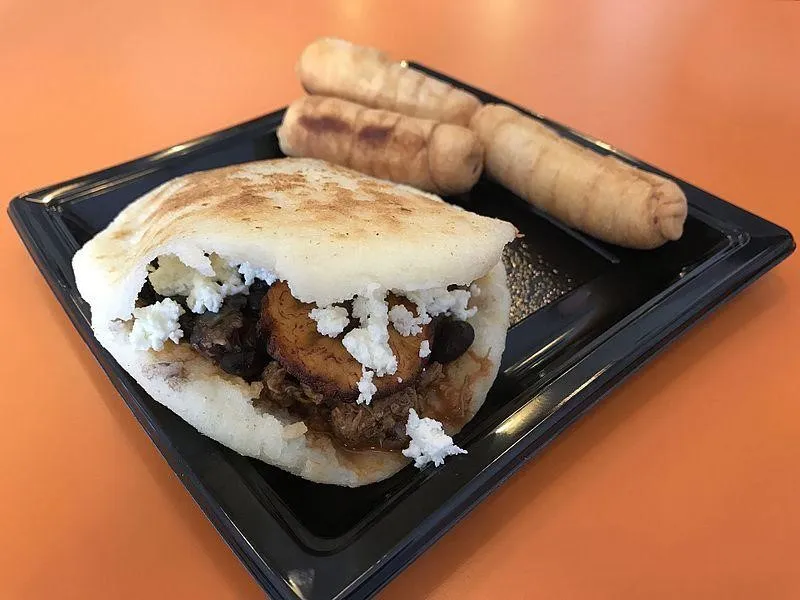 Arepa, 1. Pabellón Criollo, 2. Hallaca, 3. Arepa, 4. Cachapa, 5. Dulce de Leche, 6. Sopa de Mondongo, 7. Bollo Pelón, 8. Empanada, 9. Pan de Jamon, 10. Fosforera
